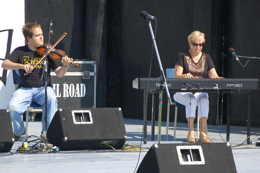 Donald Jones on fiddle accompanied by Betty Lou Beaton on keyboard