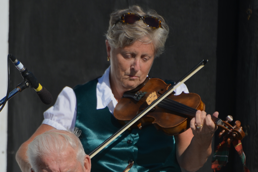 Linda Moran on fiddle