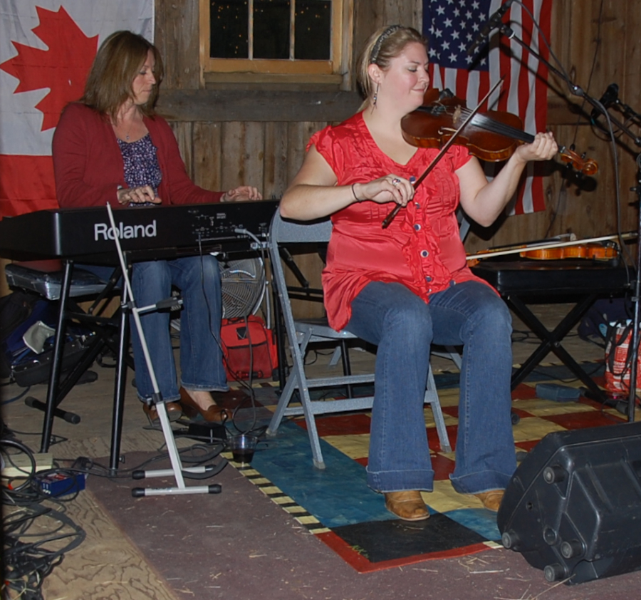 Photo of Andrea Beaton on fiddle accompanied by Wendy MacIsaac on keyboards