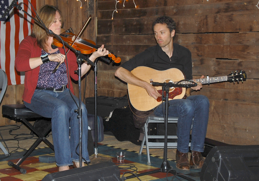 Photo of Wendy MacIsaac on fiddle accompanied by Seph Peters on guitar