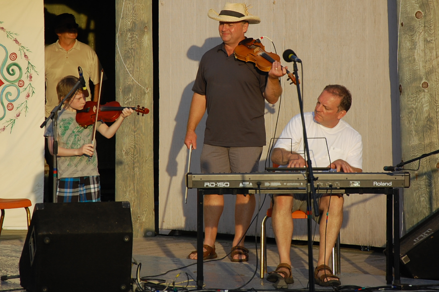 [dsc_6043.jpg] Malcolm MacNeil on fiddle accompanied by Sheumas MacNeil on keyboards