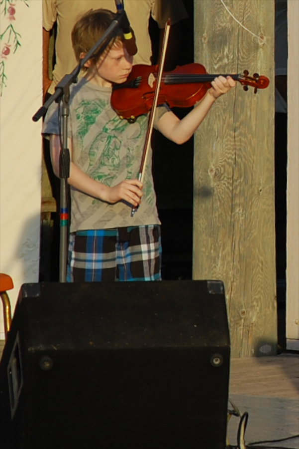 [dsc_6044.jpg] Malcolm MacNeil on fiddle