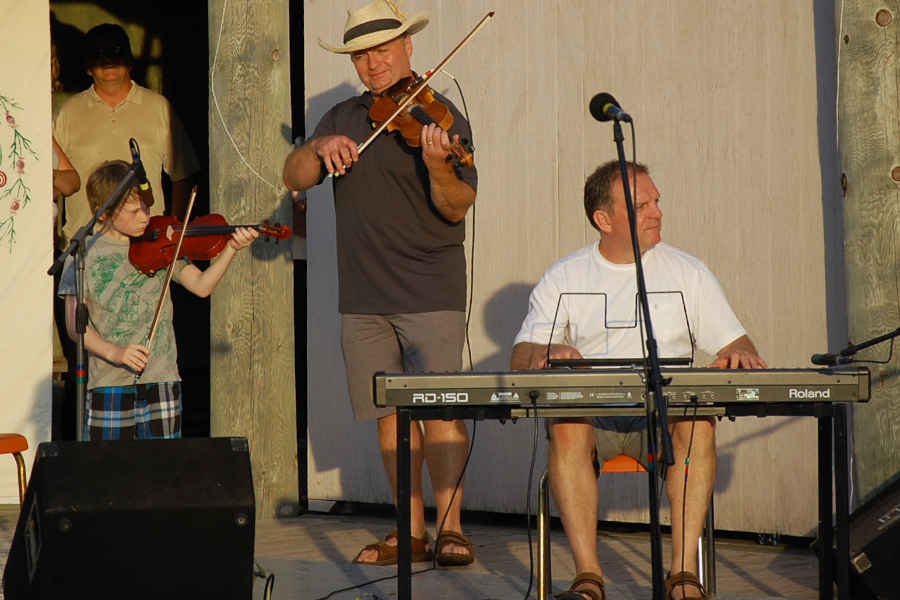 [dsc_6045.jpg] Kyle MacNeil and Malcolm MacNeil on fiddles accompanied by Sheumas MacNeil on keyboards