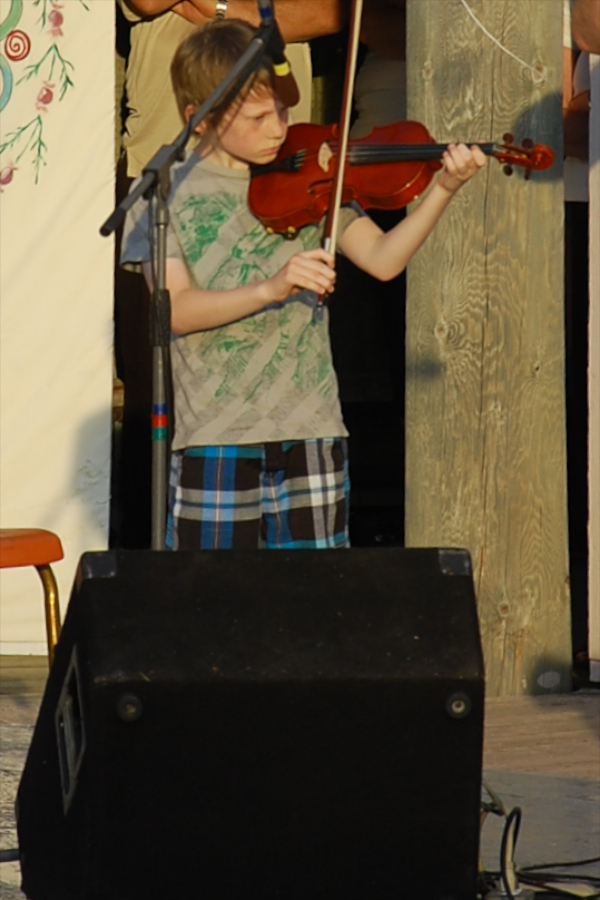 [dsc_6046.jpg] Malcolm MacNeil on fiddle