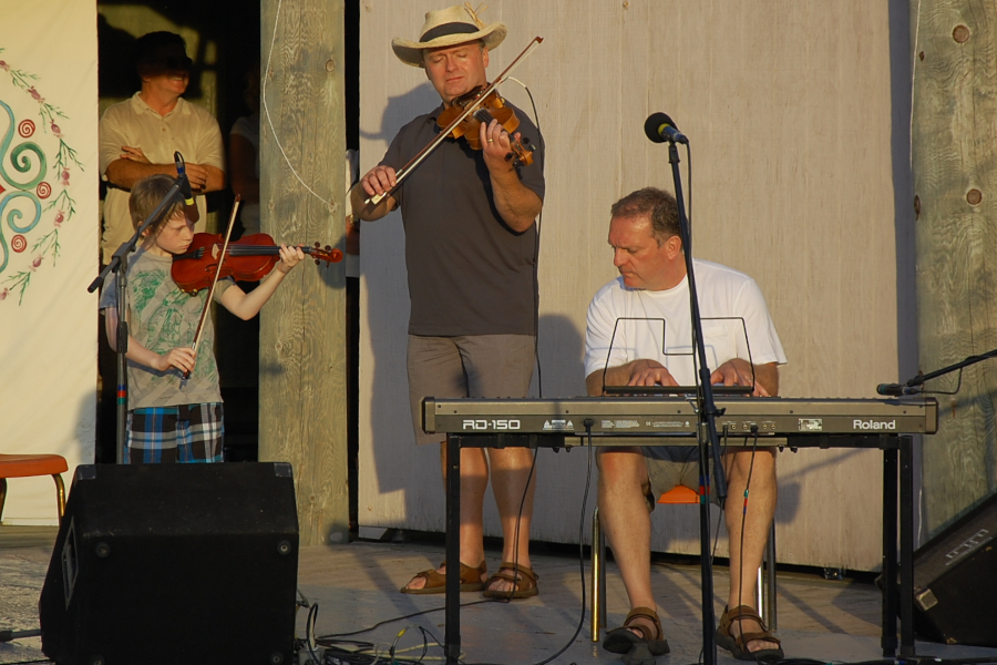 [dsc_6048.jpg] Kyle MacNeil and Malcolm MacNeil on fiddles accompanied by Sheumas MacNeil on keyboards