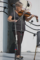 Linda Moran on fiddle